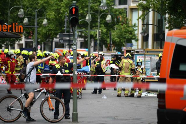 Der Unfall ereignete sich nach Angaben der Polizei gegen 10.30 Uhr in der westlichen Innenstadt nahe der Gedächtniskirche und dem Ku'damm.  | Foto: Fabian Sommer/dpa