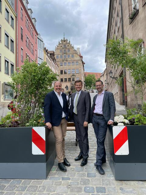Bürgermeister und Erster Werkleiter des Servicebetriebs Öffentlicher Raum Nürnberg, Christian Vogel, Oberbürgermeister Marcus König, und Planungs- und Baureferent Daniel F. Ulrich übergeben die neugewidmeten Flächen der Öffentlichkeit in der Burgstraße (v.l.). | Foto: Stadt Nürnberg / Kathrin Lehnerer