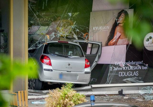 Das Fahrzeug kam nach der tödlichen Fahrt im Schaufenster einer Filiale der Parfümerie-Kette Douglas zum Stehen - dort wurde niemand verletzt. Der Fahrer soll ein in Berlin lebender Deutsch-Armenier sein.  | Foto: Michael Sohn/AP/dpa
