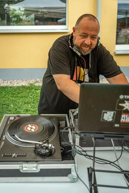DJ T-Low im Lindenhain. | Foto: Vision Fürth / oh
