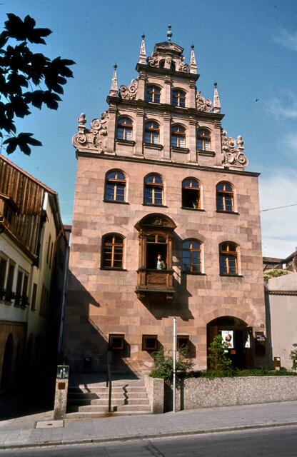 Das Foto zeigt das Spielzeugmuseum in den 70er Jahren, Beginn des langjährigen Engagements von Frau Dr. Lydia Bayer als Leiterin dieses Museums.