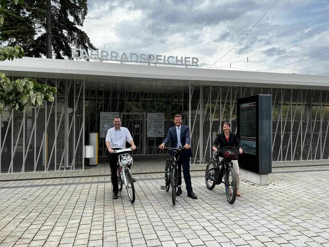 Startschuss zum Auftakt der Kampagne „STADTRADELN“ mit Planungs- und Baureferent Daniel F. Ulrich, Oberbürgermeister Marcus König und Magdalena Weigel, Vorstandsmitglied der VAG Verkehrs-Aktiengesellschaft Nürnberg (v.l.), am Fahrradspeicher Nürnberg. | Foto: Stadt Nürnberg / Sven Heublein 