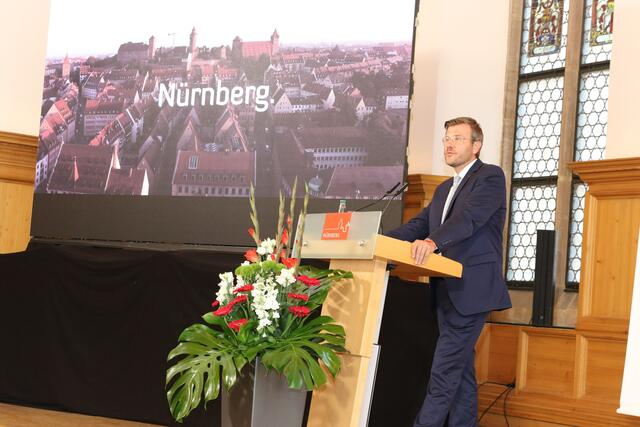 Nürnbergs Oberbürgermeister Marcus König eröffnet die Nürnberger Gespräche im Historischen Rathaussaal.