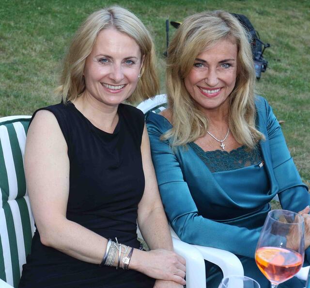 TV-Löwin und Unternehmerin Dagmar Wöhrl (rechts) mit Sandra Pabst.