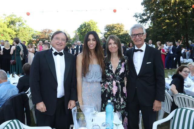Die Heitec-Manager Richard Heindl mit Saloua Zinauoi und Johannes Feldmayer mit Ehefrau Andrea.