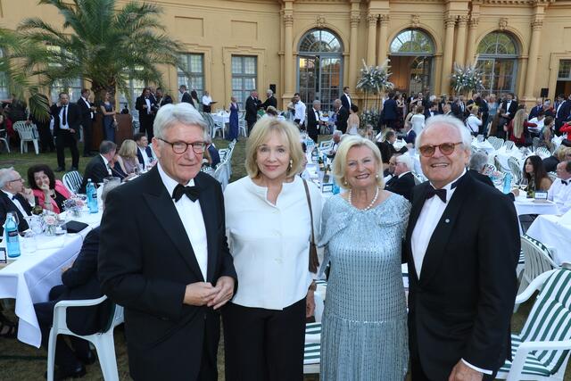 Unternehmer Peter Kurz mit Gattin Evi (1. Vorsitzende des Ludwig-Erhard-Initiativkreis Fürth e.V.) und Unternehmer Hans Wormser (BMW, Mini) mit Ehefrau Helga.