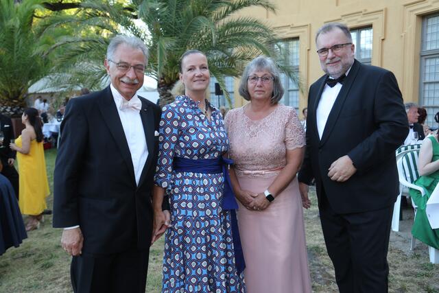 BDI-Präsident a.D. Prof. Dieter Kempf mit Gattin Anke und sein Nachfolger, BDI-Präsident Prof. Siegfried Russwurm mit Ehefrau Susanne.