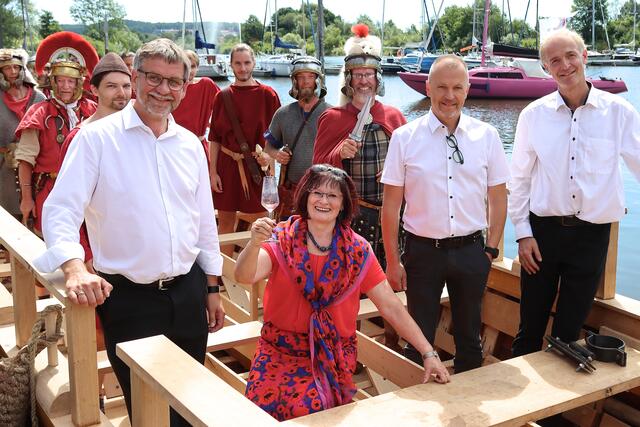 ... um hernach von Karl-Heinz Fitz (Bürgermeister Gunzenhausen), Christa Naaß (Vizepräsidentin Bezirkstag Mittelfranken), FAU-Vizepräsident People Prof. Dr. Andreas Hirsch sowie Projektleiter und Althistoriker Prof. Dr. Boris Dreyer (v.l.n.r.) gemeinsam mit der Historien-Gruppe „COHORS XXVI VOL.C.R.“ in Besitz genommen zu werden.
Fotos: © FAU/Mathias Orgeldinger