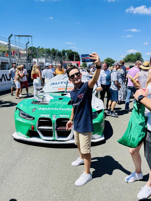 DTM-Fan Fritz (11) macht ein Selfie vor dem BMW von Marco Wittmann. | Foto: Peter Maskow