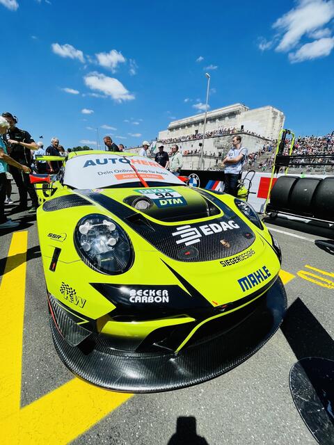 Porsche 911 in der Startaufstellung vor der Steintribüne. | Foto: Peter Maskow