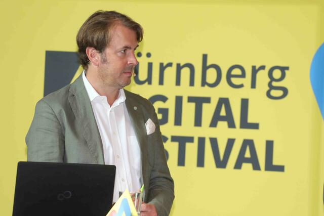 Michael Oschmann (Unternehmensfamilie Müller Medien) moderierte die Auftaktveranstaltung.  | Foto: Udo Dreier