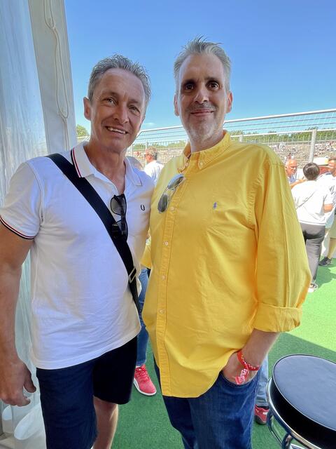 Kult-Gastromom Michael Förster („Bratwurst Röslein“, links) mit Wolfgang „Der Vodafone-Mann“ Hofer. | Foto: Peter Maskow