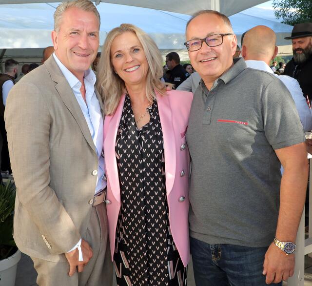 DTM-Party im „Bootshaus“: Fußball-Welt- und Europameister Andreas „Andy“ Köpke (links) mit Ehefrau 
Birgit und Tucher-Marketing-Direktor Kai Eschenbacher. | Foto: Jürgen Friedrich