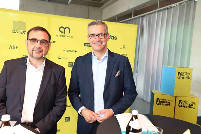 Bayerns Gesundheitsminsiter Klaus Holetschek mit Wirtschaftsreferent Dr. Michael Fraas.  | Foto: Udo Dreier