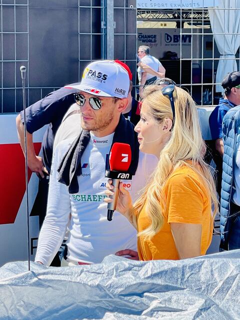 BMW-Pilot Marco Wittmann im Interview bei Andrea Kaiser. | Foto: Peter Maskow
