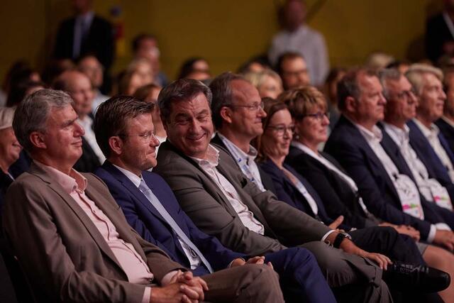 Nürnbergs Oberbürgermeister Marcus König (2.v.l.) und Bayerns Ministerpräsident Markus Söder (3.v.l.) bei der Eröffnung der Lokalrundfunktage in Nürnberg.  | Foto: Lokalrundfunktage/Medien.Bayern GmbH