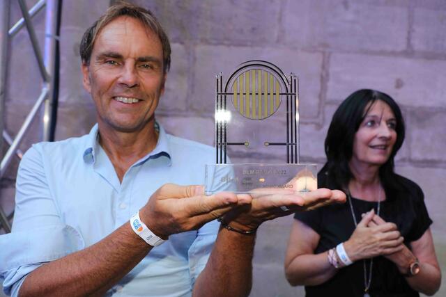 Funkhaus-Nürnberg-Chef Alexander Koller zeigt den Galaxy Award für ClockClock.  | Foto: Udo Dreier