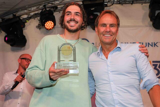 ClockClock (,,Sorry") gewinnt den Galaxy Award 2022. Auf dem Bild mit Alexander Koller, Geschäftsführer der Radiosender im Funkhaus Nürnberg.  | Foto: Udo Dreier