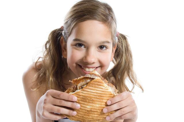 Essen, vor allem wenn es schmeckt, hebt bei den meisten Menschen die Stimmung. | Foto: Uwe Grötzner-stock.adobe.com (Symbolbild)