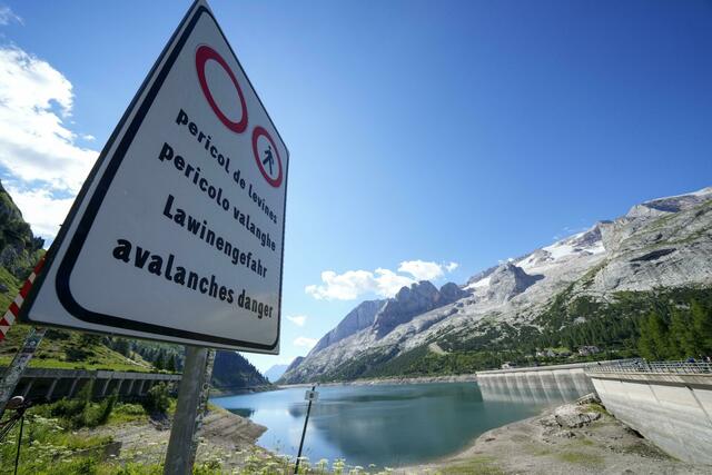 Ein Schild mit der Aufschrift «Lawinengefahr» warnt Bergsteiger in den italienischen Alpen. | Foto: Luca Bruno/AP/dpa 
