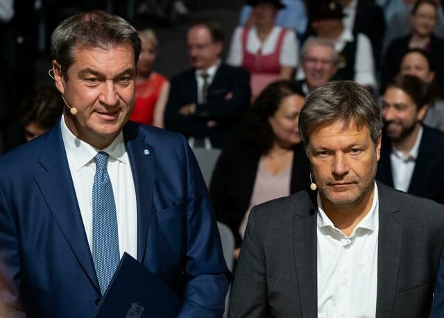 Robert Habeck, Bundeswirtschaftminister, und Markus Söder, Ministerpräsident von Bayern.  | Foto: Sven Hoppe/dpa 