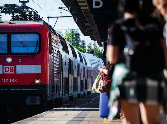 Schiene statt Straße: Im ersten Monat des vergünstigten Tickets sind mehr Menschen in Deutschland mit der Bahn gereist.  | Foto: Stefan Sauer/dpa 