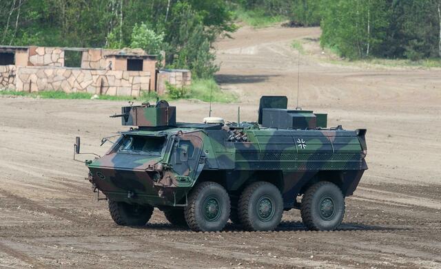 Transportpanzer Fuchs auf einem Übungsfeld.
Foto: Christophe Gateau/dpa