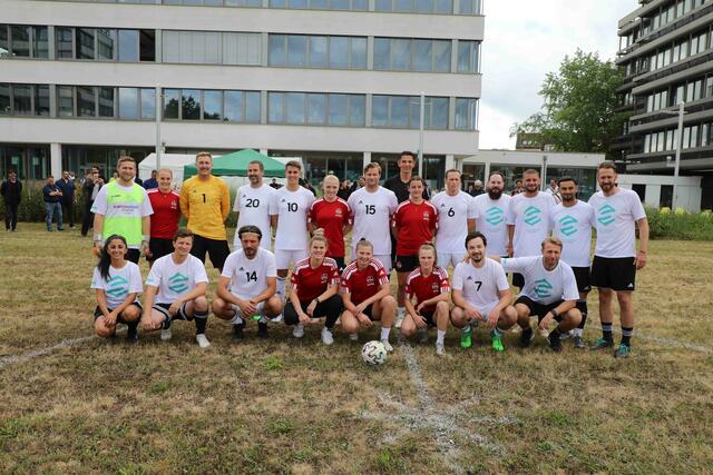 Mannschaftsfoto mit Sellwerk Alstars, Adidas Allstars und der Frauenmannschaft des 1. FCN.  | Foto: Udo Dreier