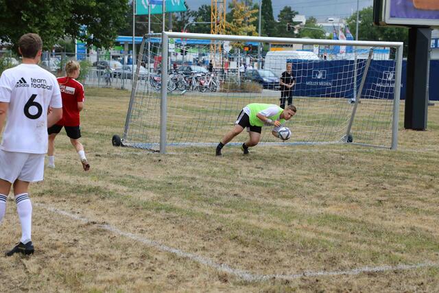 Unter dem Motto ,,Digitalisierung - ganz schön sportlich!?" lud Sellwerk zu einem spannenden Sport-Business-Event mit prominenter Podiumsbesetzung und Fun-Fußballspiel ein.  | Foto: Udo Dreier