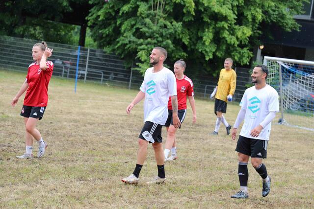 Unter dem Motto ,,Digitalisierung - ganz schön sportlich!?" lud Sellwerk zu einem spannenden Sport-Business-Event mit prominenter Podiumsbesetzung und Fun-Fußballspiel ein.  | Foto: Udo Dreier
