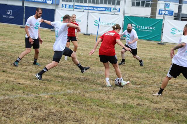 Unter dem Motto ,,Digitalisierung - ganz schön sportlich!?" lud Sellwerk zu einem spannenden Sport-Business-Event mit prominenter Podiumsbesetzung und Fun-Fußballspiel ein.  | Foto: Udo Dreier