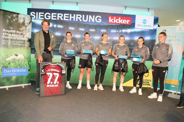 Eine größere Freude hätten die Club-Frauen Gastgeber Michael Oschmann wohl kaum machen können.  | Foto: Udo Dreier