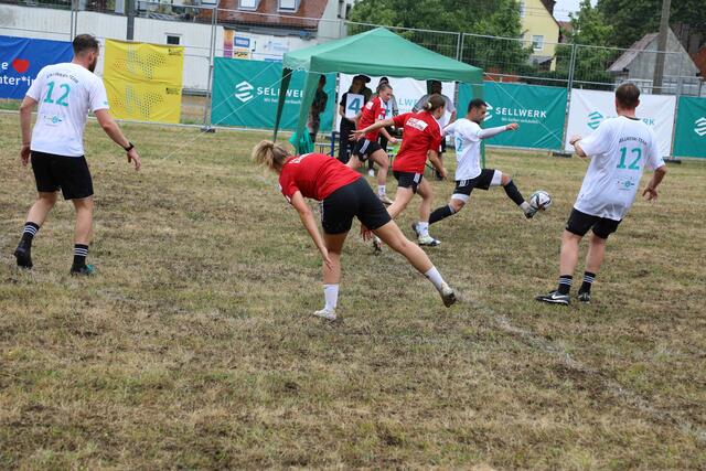 Unter dem Motto ,,Digitalisierung - ganz schön sportlich!?" lud Sellwerk zu einem spannenden Sport-Business-Event mit prominenter Podiumsbesetzung und Fun-Fußballspiel ein.  | Foto: Udo Dreier