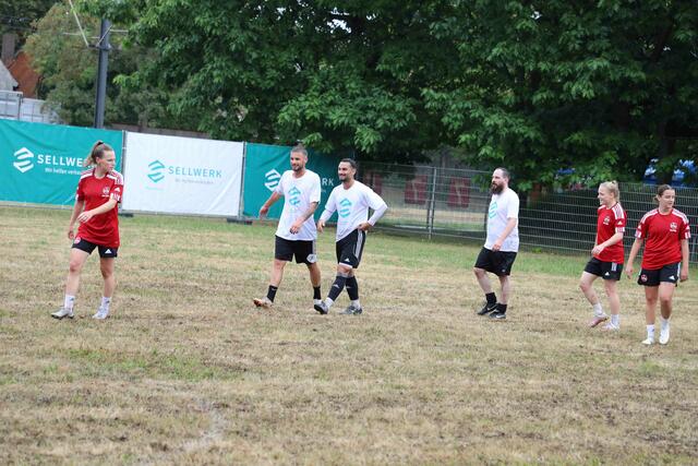 Unter dem Motto ,,Digitalisierung - ganz schön sportlich!?" lud Sellwerk zu einem spannenden Sport-Business-Event mit prominenter Podiumsbesetzung und Fun-Fußballspiel ein.  | Foto: Udo Dreier