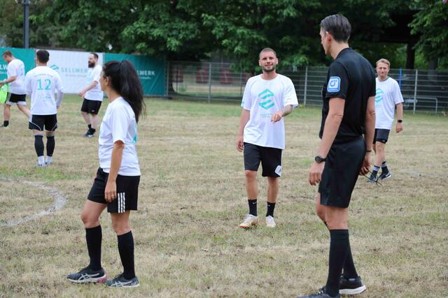 Unter dem Motto ,,Digitalisierung - ganz schön sportlich!?" lud Sellwerk zu einem spannenden Sport-Business-Event mit prominenter Podiumsbesetzung und Fun-Fußballspiel ein.  | Foto: Udo Dreier