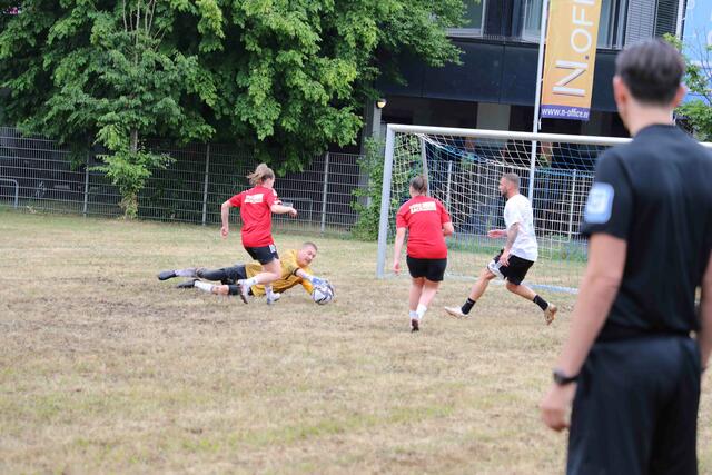 Unter dem Motto ,,Digitalisierung - ganz schön sportlich!?" lud Sellwerk zu einem spannenden Sport-Business-Event mit prominenter Podiumsbesetzung und Fun-Fußballspiel ein.  | Foto: Udo Dreier