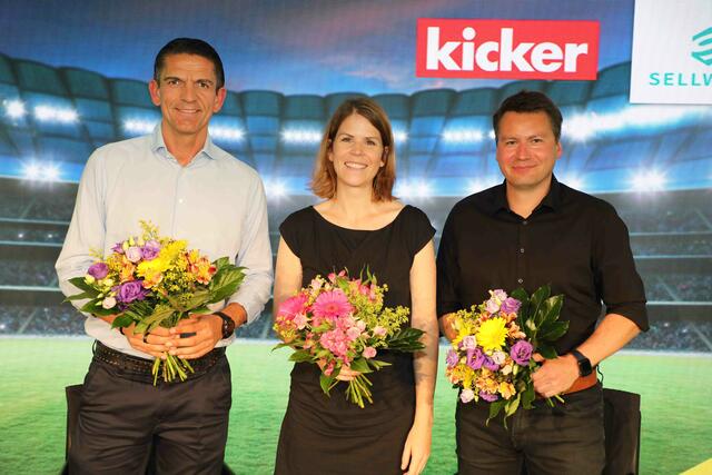 Blumen als Dank für die tolle Talkrunde (v.l.): Schiedsrichter Denz Aytekin, Moderatorin Franziska Holzschuh Digital-Experte des Kickers Manuel Kröppelt.  | Foto: Udo Dreier