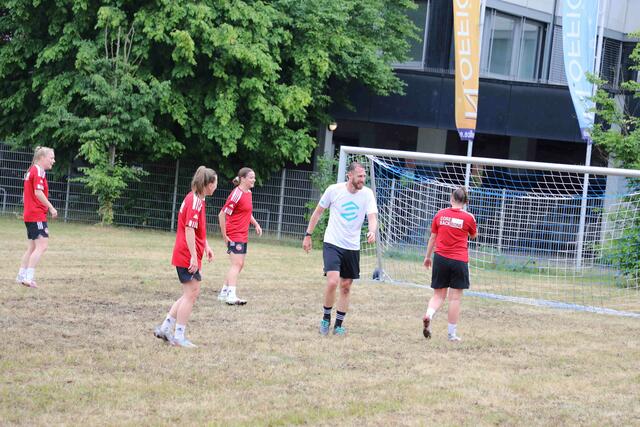 Unter dem Motto ,,Digitalisierung - ganz schön sportlich!?" lud Sellwerk zu einem spannenden Sport-Business-Event mit prominenter Podiumsbesetzung und Fun-Fußballspiel ein.  | Foto: Udo Dreier