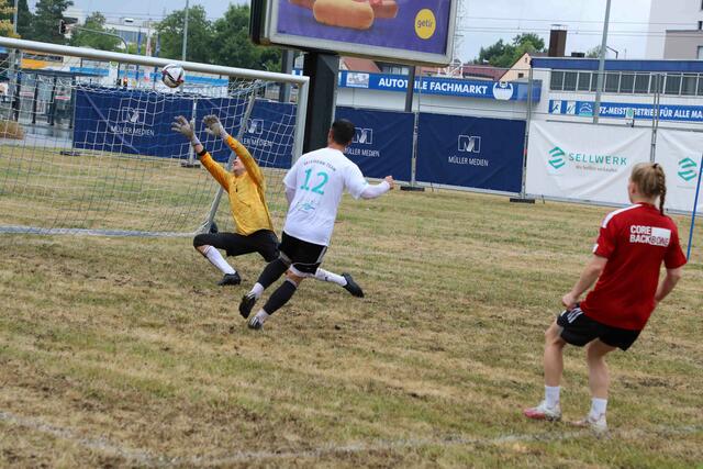 Unter dem Motto ,,Digitalisierung - ganz schön sportlich!?" lud Sellwerk zu einem spannenden Sport-Business-Event mit prominenter Podiumsbesetzung und Fun-Fußballspiel ein.  | Foto: Udo Dreier