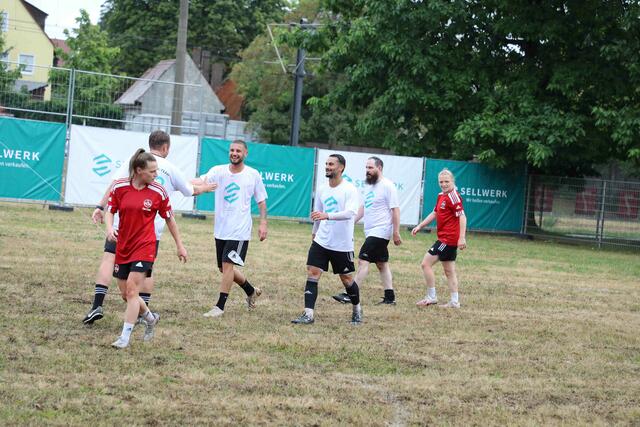 Unter dem Motto ,,Digitalisierung - ganz schön sportlich!?" lud Sellwerk zu einem spannenden Sport-Business-Event mit prominenter Podiumsbesetzung und Fun-Fußballspiel ein.  | Foto: Udo Dreier