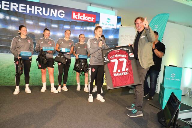 Eine größere Freude hätten die Club-Frauen Gastgeber Michael Oschmann wohl kaum machen können.  | Foto: Udo Dreier