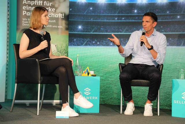 Unter dem Motto ,,Digitalisierung - ganz schön sportlich!?" lud Sellwerk zu einem spannenden Sport-Business-Event mit prominenter Podiumsbesetzung und Fun-Fußballspiel ein.  | Foto: Udo Dreier