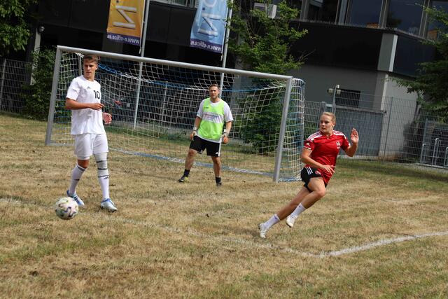 Unter dem Motto ,,Digitalisierung - ganz schön sportlich!?" lud Sellwerk zu einem spannenden Sport-Business-Event mit prominenter Podiumsbesetzung und Fun-Fußballspiel ein.  | Foto: Udo Dreier