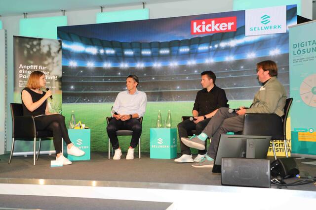 Roundtablegepräch mit (v.l.) Moderatorin Franziska Holzschuh, Schiedsrichter Denz Aytekin, Digital-Experte des Kickers Manuel Kröppelt und Michael Oschmann, CEO Sellwerk.  | Foto: Udo Dreier