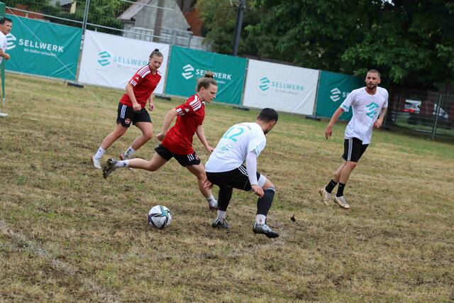 Unter dem Motto ,,Digitalisierung - ganz schön sportlich!?" lud Sellwerk zu einem spannenden Sport-Business-Event mit prominenter Podiumsbesetzung und Fun-Fußballspiel ein.  | Foto: Udo Dreier