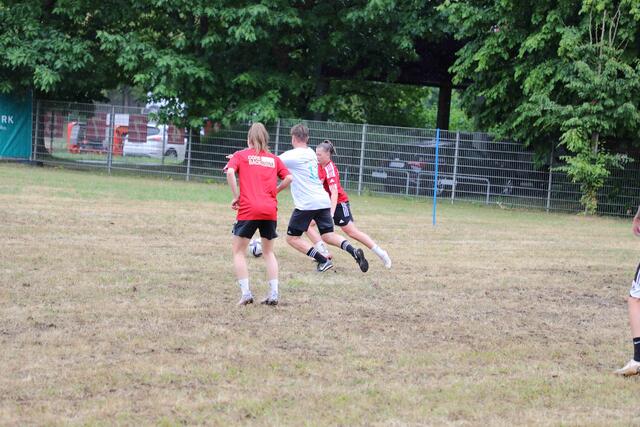 Unter dem Motto ,,Digitalisierung - ganz schön sportlich!?" lud Sellwerk zu einem spannenden Sport-Business-Event mit prominenter Podiumsbesetzung und Fun-Fußballspiel ein.  | Foto: Udo Dreier
