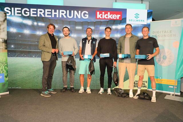 Souveräne Sieger: Adidas Allstars mit Gastgeber Sellwerk CEO Michael Oschmann (l.).  | Foto: Udo Dreier