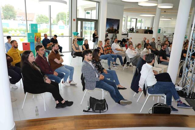 Unter dem Motto ,,Digitalisierung - ganz schön sportlich!?" lud Sellwerk zu einem spannenden Sport-Business-Event mit prominenter Podiumsbesetzung und Fun-Fußballspiel ein.  | Foto: Udo Dreier