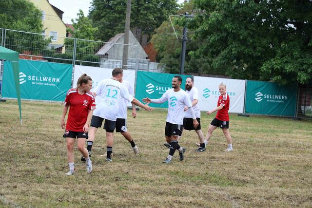 Unter dem Motto ,,Digitalisierung - ganz schön sportlich!?" lud Sellwerk zu einem spannenden Sport-Business-Event mit prominenter Podiumsbesetzung und Fun-Fußballspiel ein.  | Foto: Udo Dreier