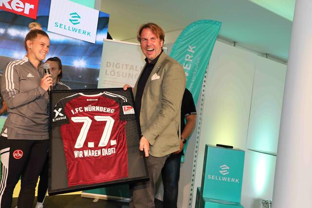 Eine größere Freude hätten die Club-Frauen Gastgeber Michael Oschmann wohl kaum machen können.  | Foto: Udo Dreier